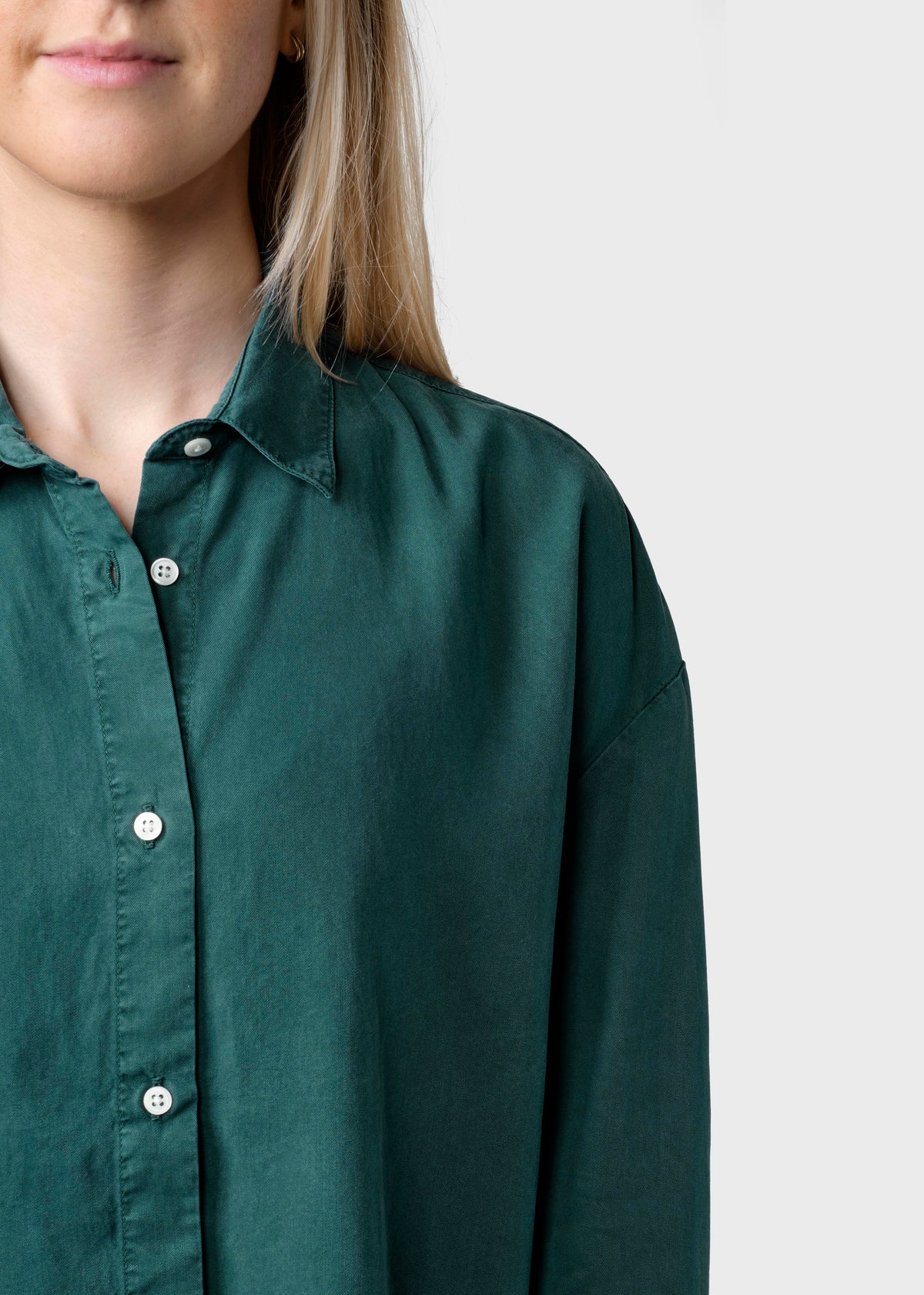 Klitmøller Collective ApS Ofelia lyocell shirt Shirts Moss Green